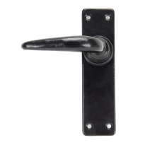 Wardlo deurkruk op schild 155x40mm Blind smeedijzer zwart