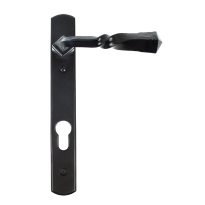 Wardlo deurkruk op schild 220x30mm PC92 smeedijzer zwart