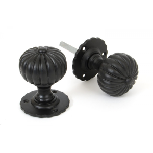 Wardlo deurknop knop 57mm/ rozet 60mm smeedijzer zwart