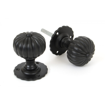 Wardlo deurknop knop 57mm/ rozet 60mm smeedijzer zwart