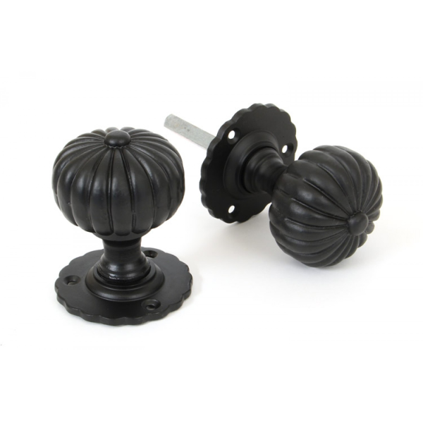 Wardlo deurknop knop 57mm/ rozet 60mm smeedijzer zwart