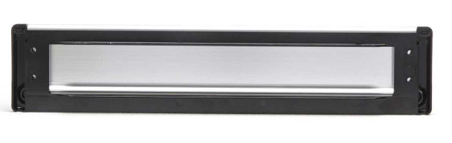 Sfeerimpressie AXA 6206 briefplaat afgerond 350x74mm klep met veermechanisme.PNG