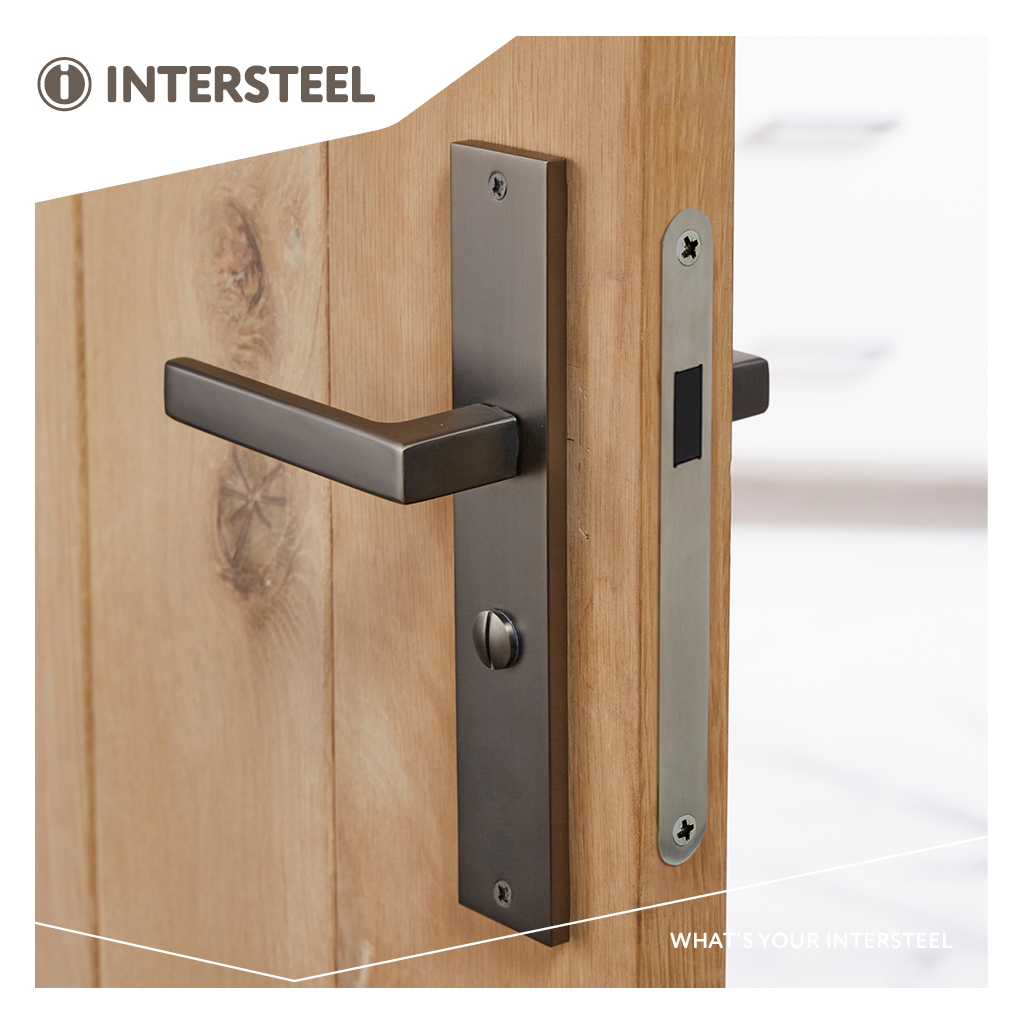 Sfeerimpressie Intersteel deurkruk op schild 0029.174465_9.jpg