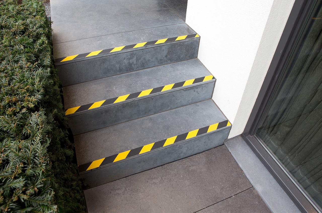 Sfeerimpressie SecuCare Senior antislip stickers voor trappen geel zwart.jpg