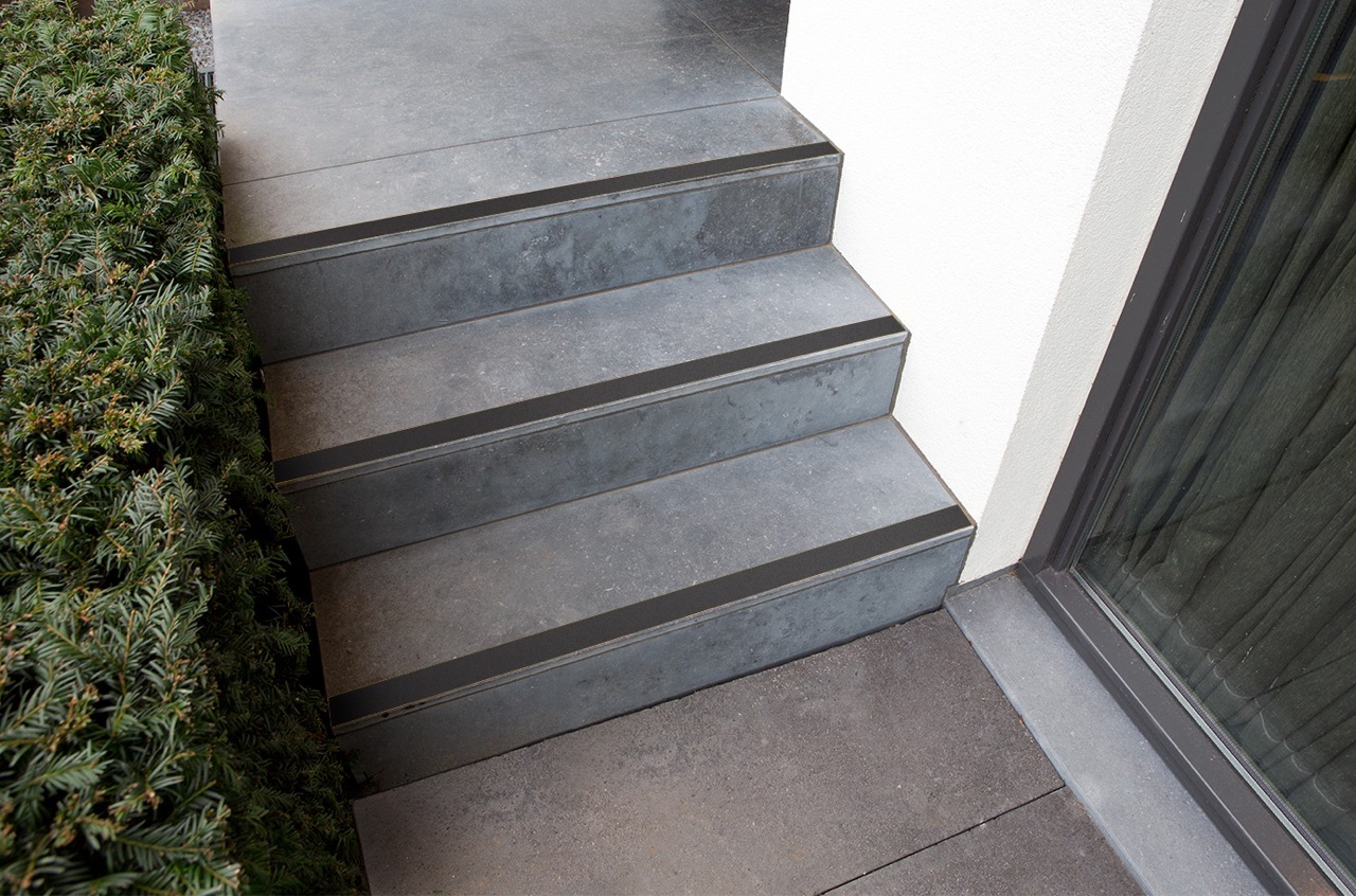 Sfeerimpressie SecuCare Senior antislip stickers voor trappen grijs.jpg