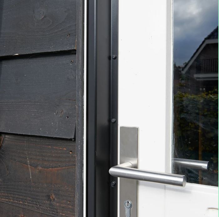 Sfeerimpressie SecuStrip Plus buitendraaiende deuren VIR 1.jpg